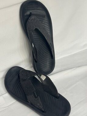 Hey Dude Black Women's Sparkle Strap Flip Flop Sandals size 9